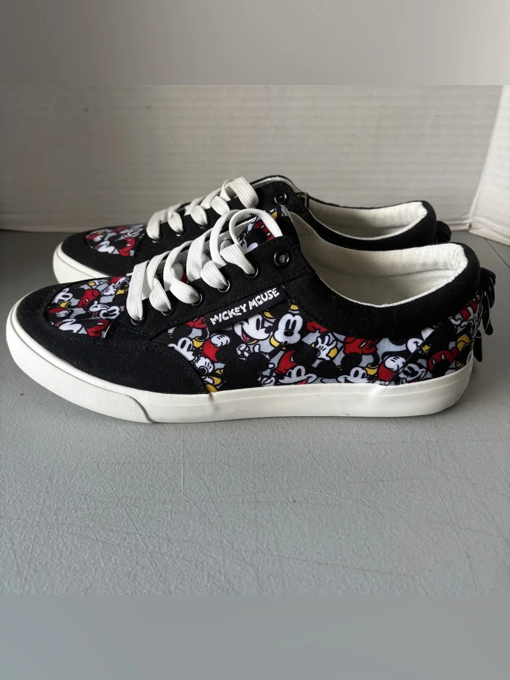 Mickey Mouse Men's Size US 11 NWT Lace Up Sneaker Ground Up